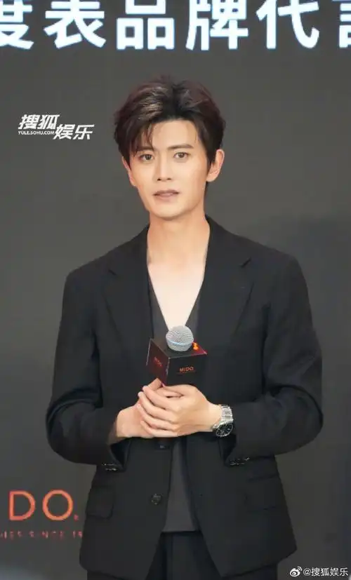 任嘉伦穿了深v西装##任嘉伦穿深v了