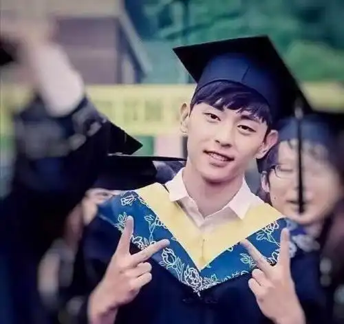 明星的毕业照,邓伦青涩,热巴袁冰妍清纯,李现像个铁憨憨