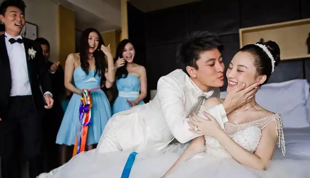 原创李小璐结婚旧照片,回眸一笑大写的幸福,下车那一刻像极了爱情