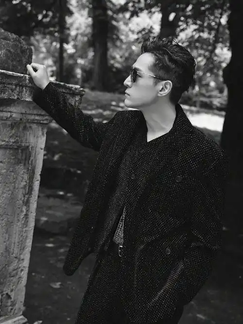 胡歌超话身着品牌波点西装亮相于2025早春男装秀上,丝绒黑白展露率性