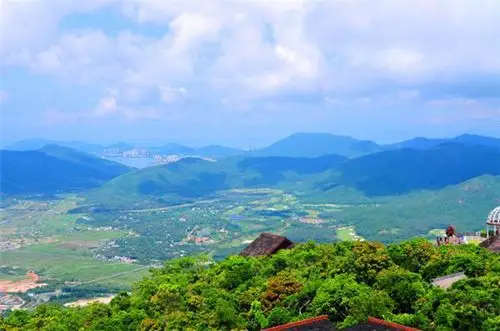 亚龙湾热带天堂森林公园位于中国唯一的热带滨海城市海南省三亚市亚龙