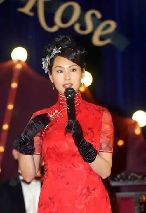 原创朱茵越老越有气质了穿着红色荷叶裙绽放风采女人味十足