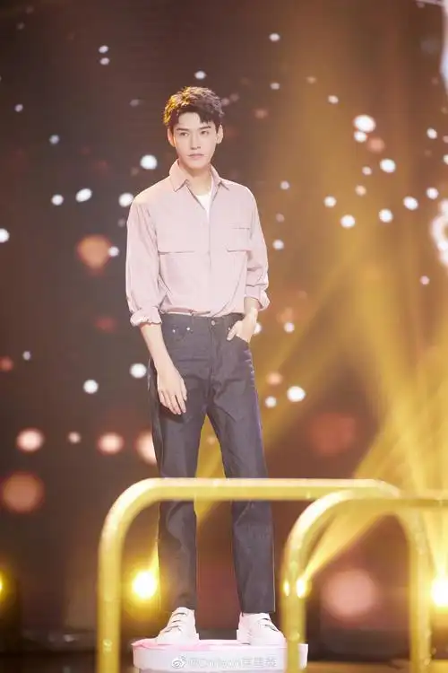 龚俊今晚《快乐大本营》造型,脏粉衬衫加牛仔裤