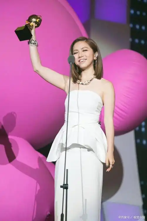 邓紫棋上班路透曝光身材肥美性感甜美笑容可爱迷人太美了