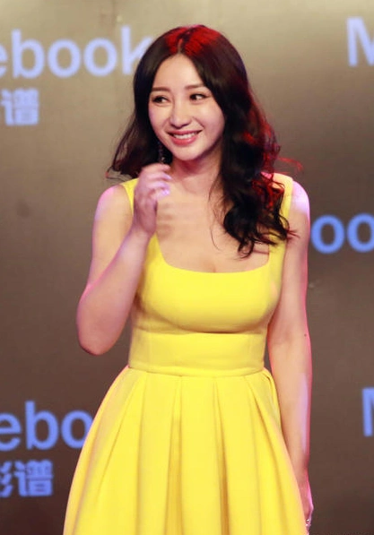 人间胸器柳岩黄裙秀乳沟与刘谦亲密热聊