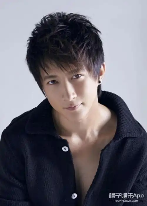 这是韩庚在早期的发型,整个造型侧重打造刘海的设计感,再搭配一些简单