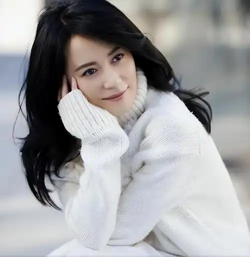 内地著名的影视女演员和导演,1971年出生于浙江省杭州市,毕业于北京