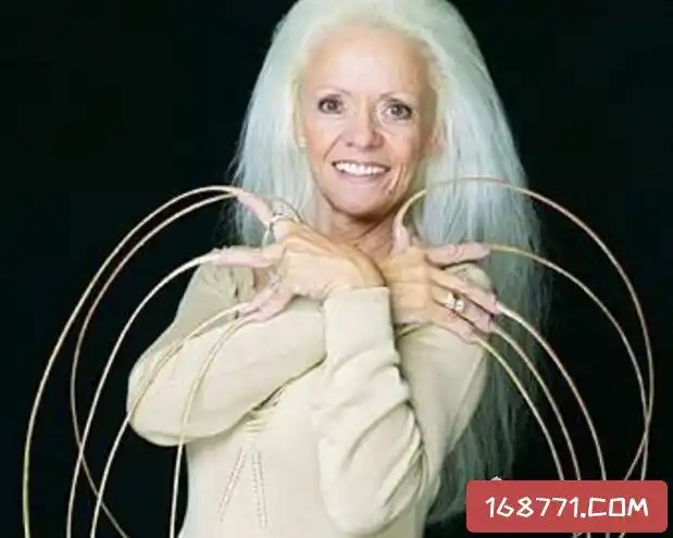 世界上指甲最长的人这么长的指甲估计什么活都干不了了吧