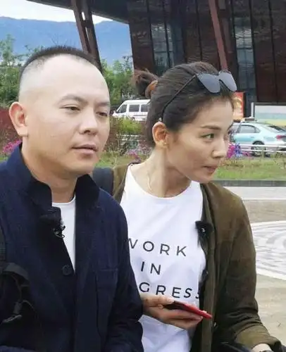 刘涛和小鲜肉吹酒瓶完胜,而她老公像小媳妇般缩在一边不敢说话?