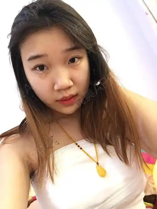 我的胸有点下垂,而且很小,我虽然有这么高,但你们能想象我是体重不过