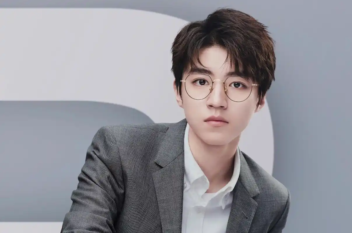 王俊凯最新型格大片曝光上镜青年演绎眼神杀