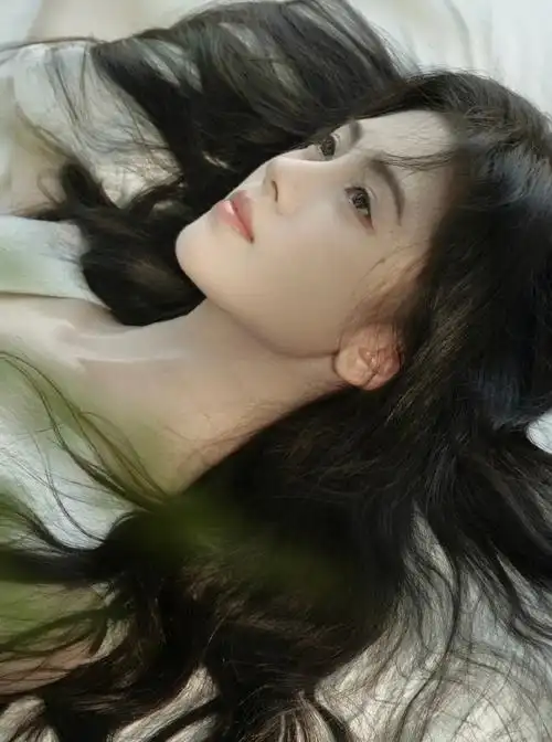 鞠婧祎穿蝴蝶裙仙气十足,气质清冷有韵味,与小羊羔同框超有爱