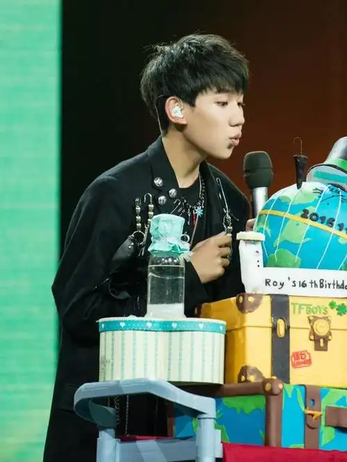 王源16岁生日会tfboys同框啦