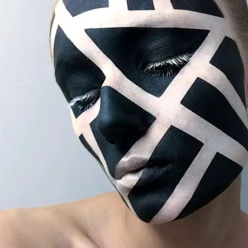 如此夸张的妆容在t台上,舞台上,戏剧中以及时尚写真中都是很常见的.