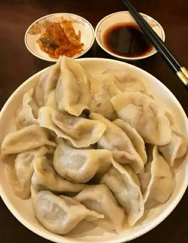 还是东北人会吃饺子,一口饺子一口大葱,这可真过瘾