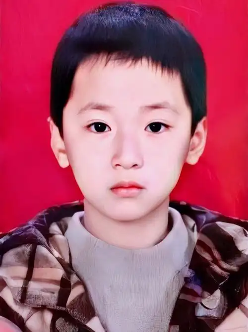 严浩翔的证件照