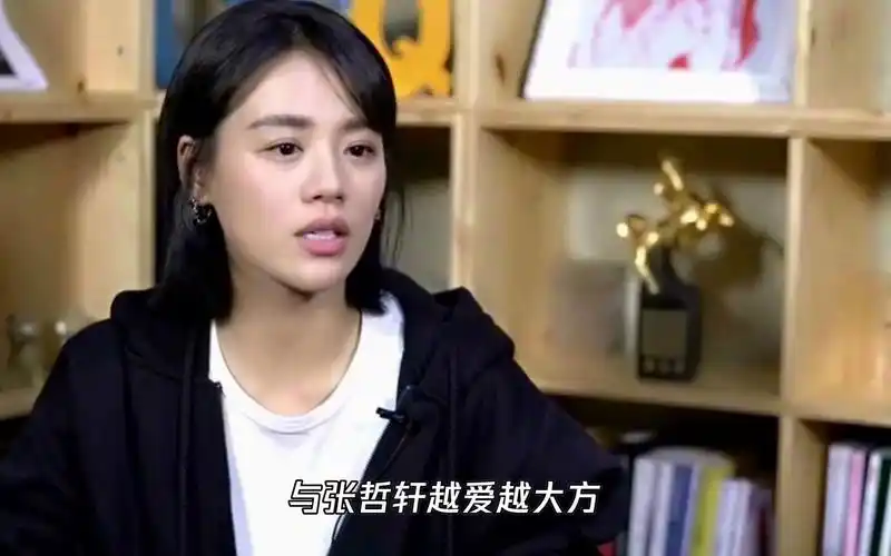 马思纯和男友外出吃饭,张哲轩从背后抱住她,两人感情越来越甜蜜