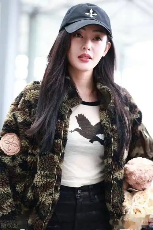 张天爱上海出发,迷彩毛绒外套甜酷十足_机场