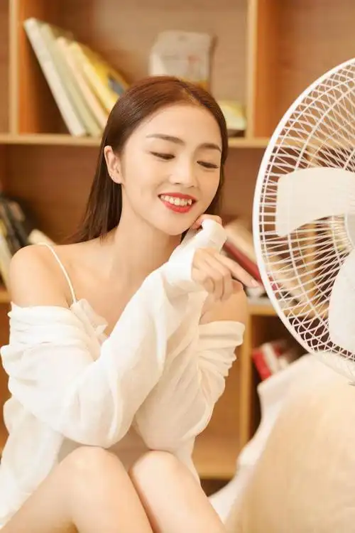 这个女孩的虎牙挺可爱的很爱笑给人一种很舒服的感觉