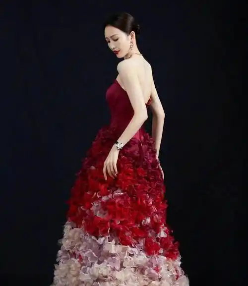 原创玫瑰美人王鸥红色时尚裙尽显艳丽本色身材高挑像美神降临