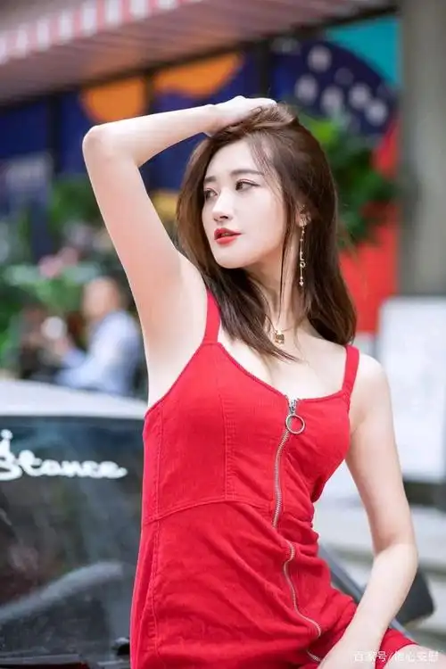 红色连衣裙小姐姐