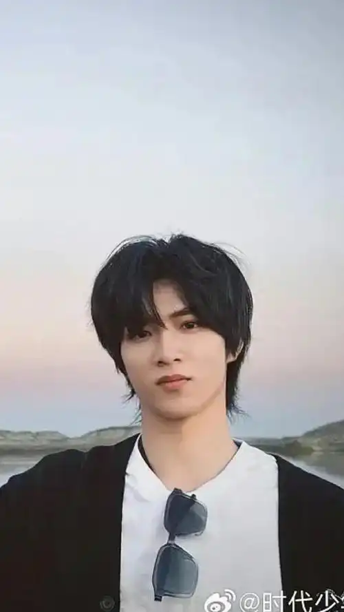 刘耀文这张精修的有点像张凌赫了都