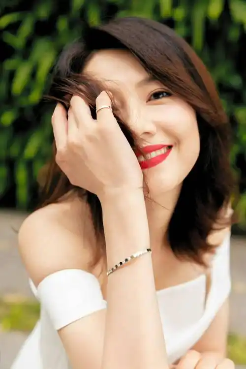 高圆圆穿白裙出席活动气质优雅,摘东西瞬间太惊艳,身材输主持人_状态