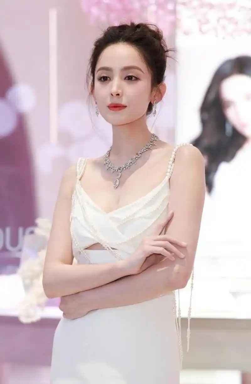 古力娜扎参加某品牌活动,身穿白色吊带裙性感十足.