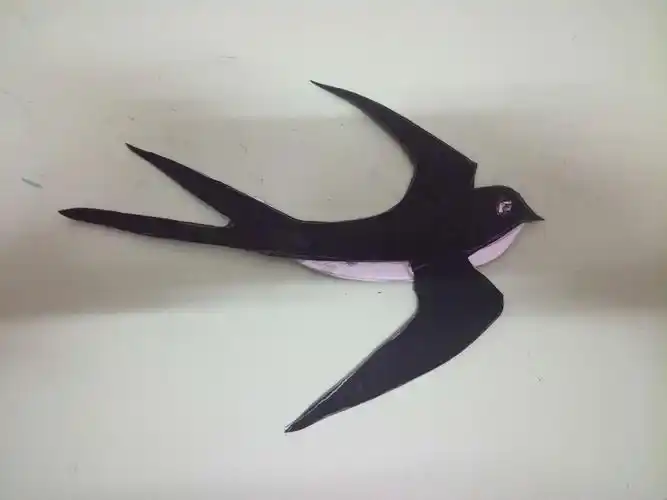 这只燕子我先是把它画好,然后再用卡纸制作的.