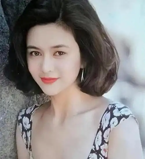 关之琳魅力有多大?看完她的泳衣剧照,终于明白啥叫女人味!