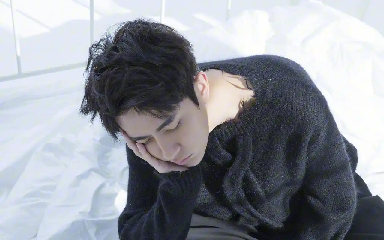 于朦胧慵懒毛衣床上帅气写真图片壁纸