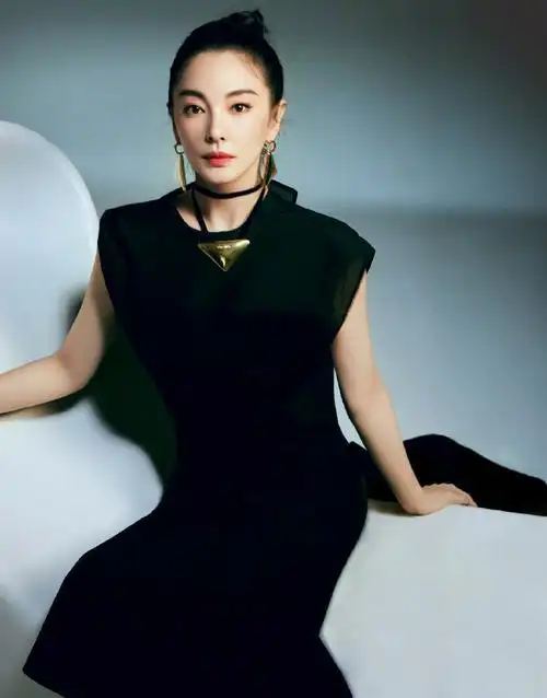 年刊封面##张雨绮腰背线条#镜头里的@张雨绮坐于椅上,光影倒映着侧脸