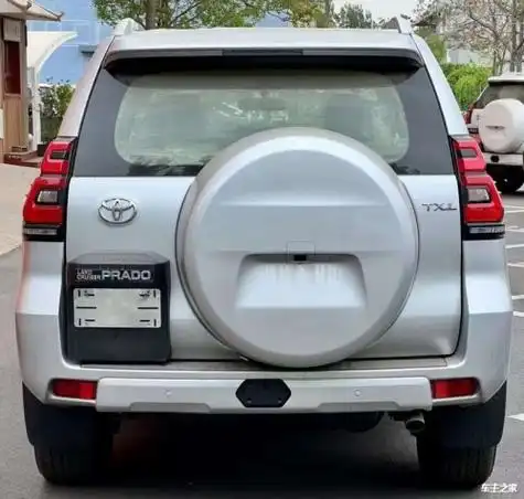 2023款丰田霸道2700中东版内饰布局中的改进同样较为细微,主要是针对