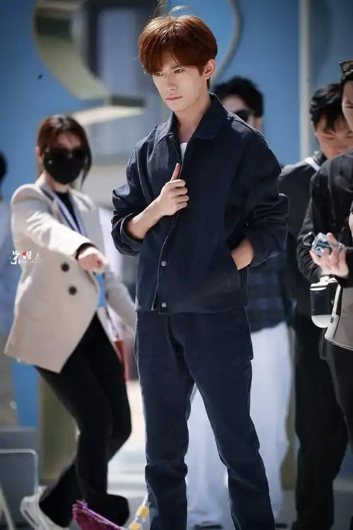 易烊千玺呆毛栗子头