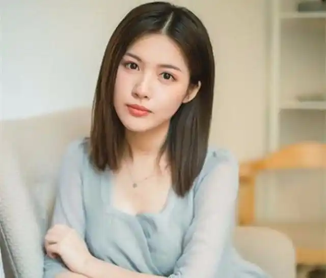 不得不说齐肩直发真的很有吸引力,头发柔顺又刚好落在肩头上,看起来