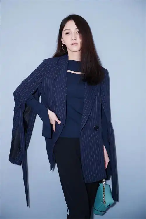 姚笛首次西装look帅气现身时装周