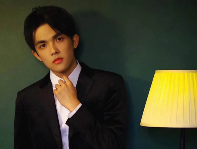 张雨绮李柄熹街头手牵手:非常甜蜜幸福