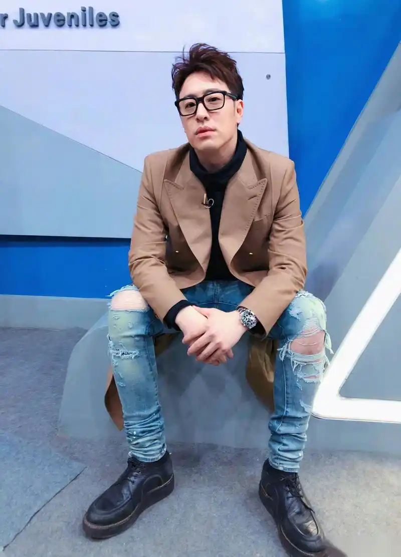 潘玮柏一袭louis vuitton棕色大衣搭配黑色高领衫风度翩翩,经典简约的