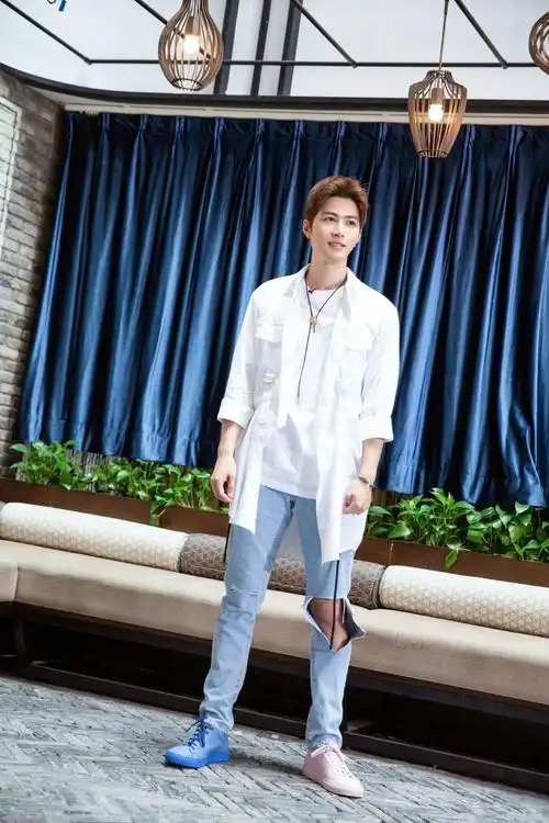 陈学冬左脚粉鞋右脚蓝鞋混搭超有创意