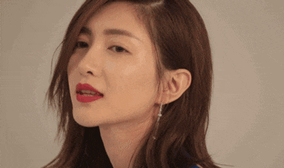 江疏影真的是侧耳发的忠实粉丝,一直以来都是侧耳发的造型,虽然长发的