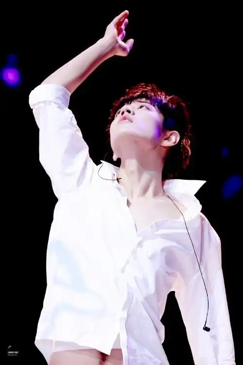 哥哥的锁骨!快让我舔舔!哇呜,战战好欲!这套衣服我喜欢!