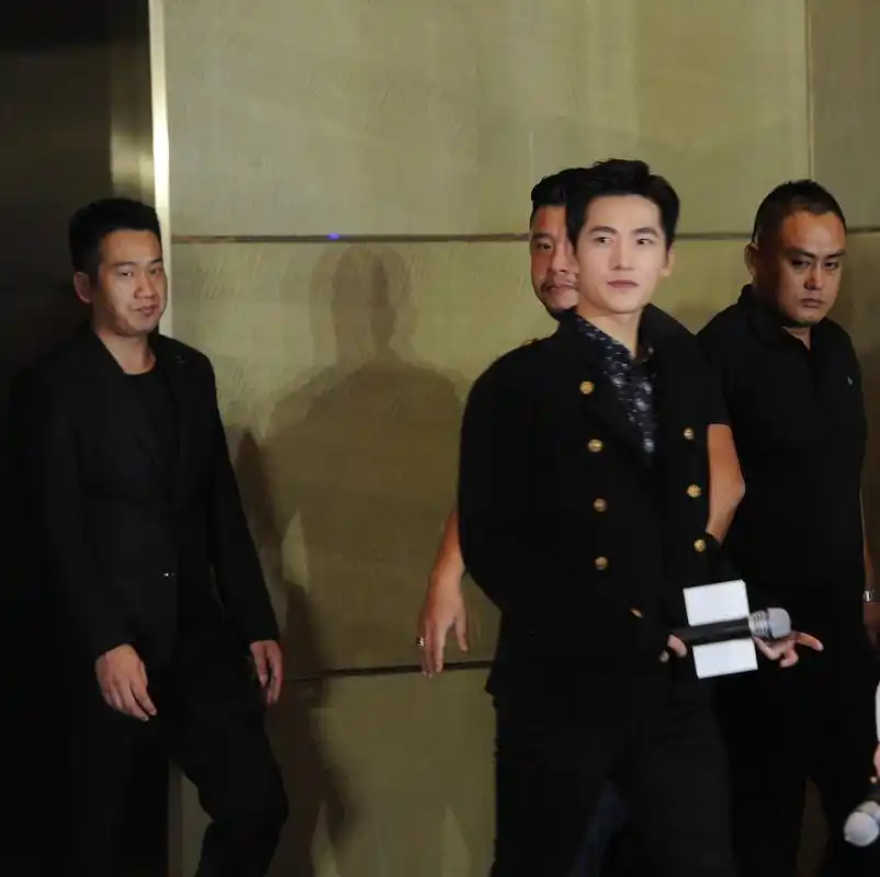 还记得两年前全网刷屏的"杨洋喝水表情包"吗?