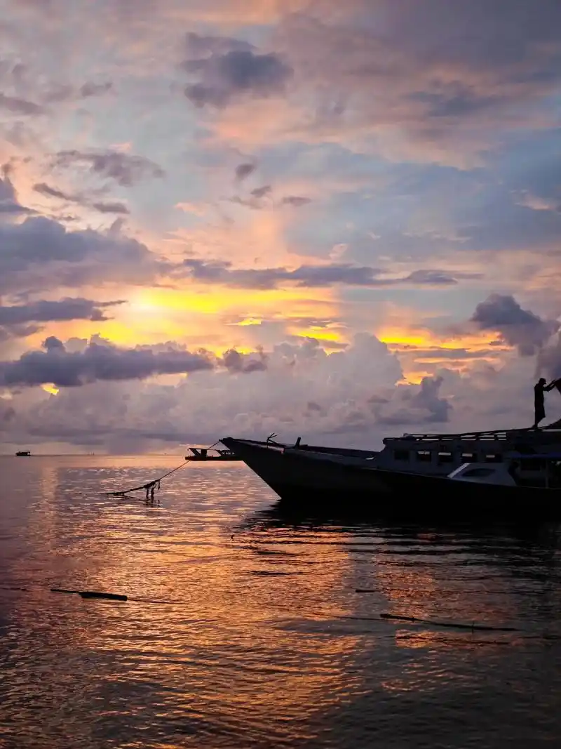 来看看傍晚的夕阳吧!#海边与落日永远都是那么相配 #当天空爱