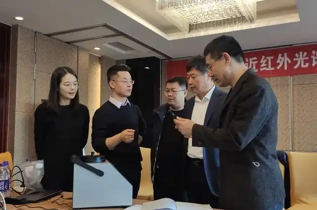 迅杰光远近红外光谱分析仪器产品鉴定会,圆满成功