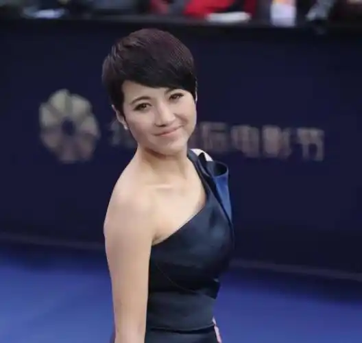 女演员颜丙燕:曾8度封后,巅峰期为照顾病母隐退,47岁仍单身_母亲_时期