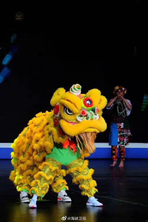 一开场的台湾少数民族的欢庆歌舞混搭福州本地特色的舞狮表演