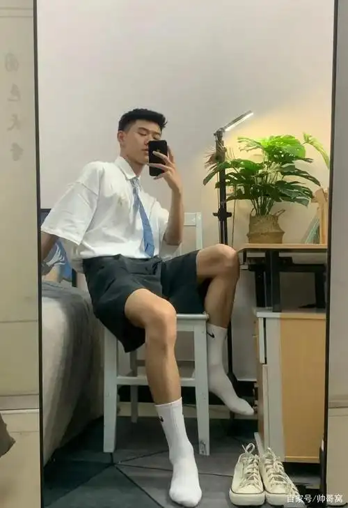 喜欢穿长筒白袜黑袜的体育生各种吸晴穿搭自拍照