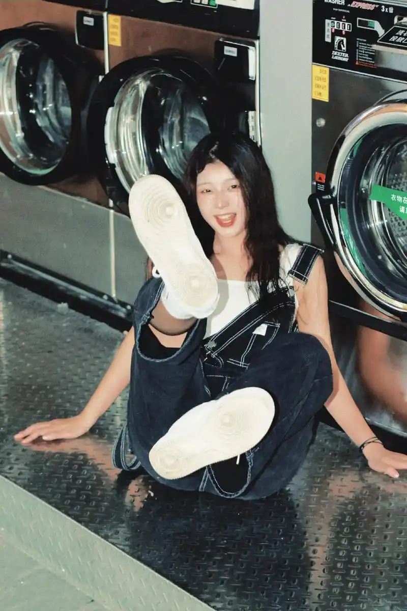 在洗衣店撒欢的一个下午|日系复古写真 最近又是一直在下雨97 - 抖