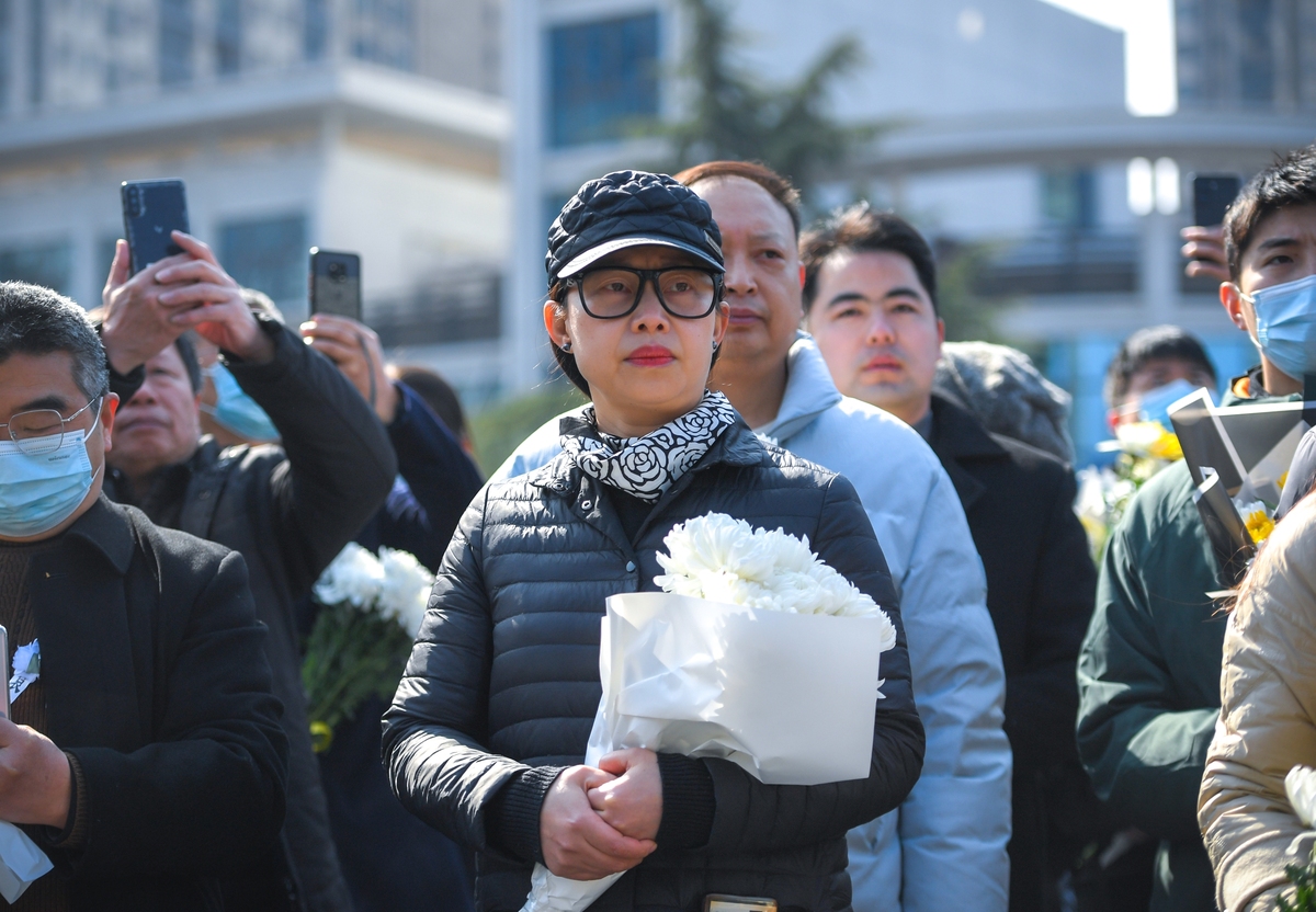 2005年的时候有个家族里的爷爷去世了,亲朋好友都去吊唁,我没去