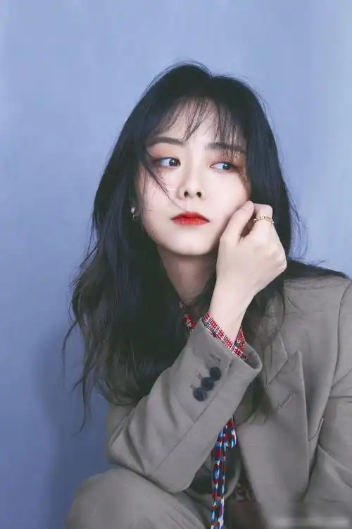 谭松韵西装造型分享甜美范儿十足好可爱的姑娘长发好惊艳